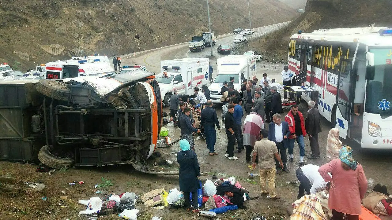 واژگونی اتوبوس حامل گردشگران اصفهانی در گردنه حیران در جاده اردبیل - آستارا