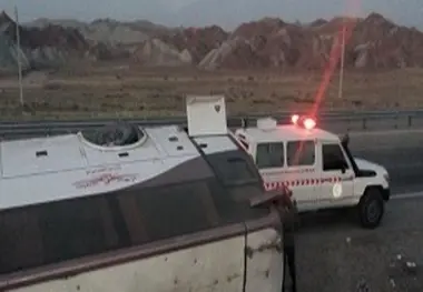 واژگونی اتوبوس اینبار در اتوبان زنجان- قزوین/ 12 نفر مجروح شدند 