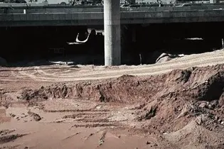 شرایط نامطلوب خروجی کمربندی غربی سراب نیلوفر کرمانشاه/ معارض اجازه آسفالت نمی دهد+ فیلم