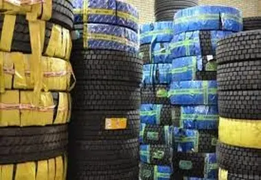 عکس| پنچر شدن لاستیک کامیون توسط قاچاقیان بار 
