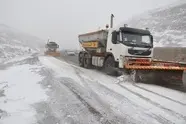 تلاش راهداران برای بازگشایی راه های مسدود شده در استان های تحت تأثیر بارش