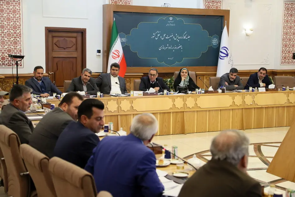 دستور وزیر راه و شهرسازی برای تعیین تکلیف بیمه رانندگان و سهمیه سوخت ناوگان حمل ونقل عمومی  