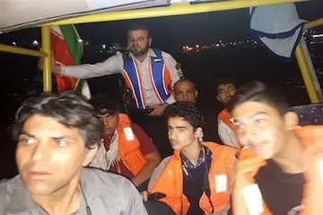 نجات ١٠ سرنشین قایق تفریحی در خرمشهر