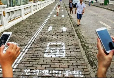 چین پیاده‌رو مخصوص معتادان به موبایل ساخت!