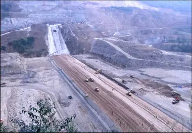 توقف  عملیات ساخت جاده قزوین به کلاچای