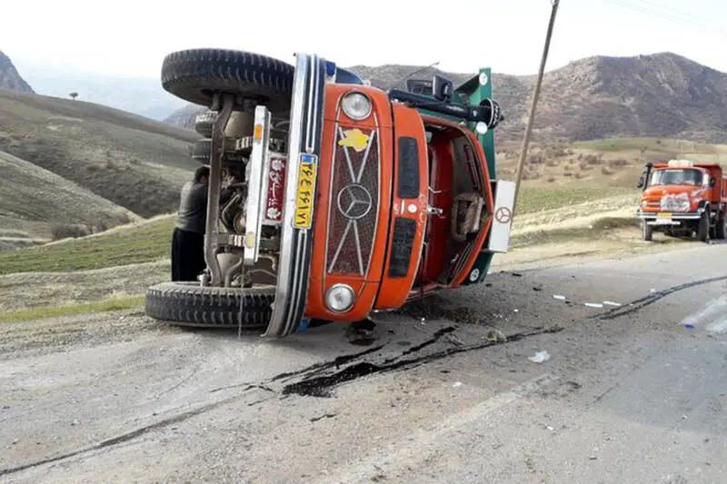راننده کامیون واژگون شده در جاده سقز - بانه‌ جان باخت