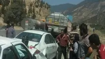 6 کشته و مصدوم بر اثر برخورد 2 کامیون و پنج خودرو در محور هراز