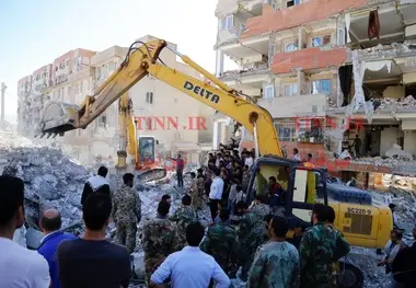 گزارش تصویری/ عملیات آوار برداری مناطق زلزله زده