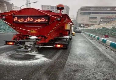 استفاده از خودروی تخصصی «فرچه برفروب» برای نخستین بار در پایتخت