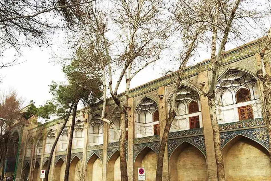 لرزه به جان مدرسه چهارباغ افتاد