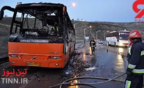 اتوبوس ولوو با ۱۷ مسافر در آزادراه تهران - قم آتش گرفت