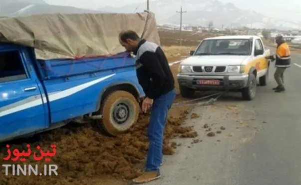آزادسازی ماشین های گرفتار در گل و لای توسط راهداران شهرستان اردل