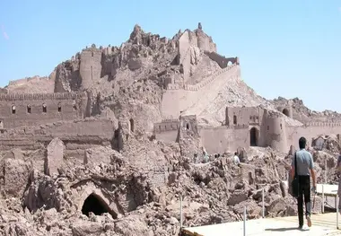 عکسی از رهبر انقلاب با لباس مبدل در جمع زلزله زدگان بم