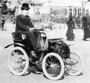 لوئیس رنو سوار بر اولین خودرو خود