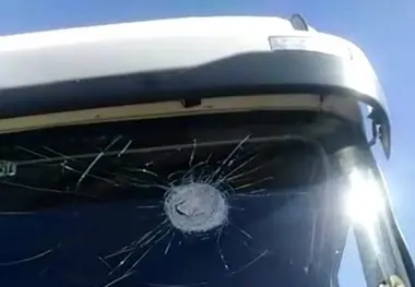 فیلم| سنگپرانی به کامیون راننده را مجروح و کامیون را چپ کرد