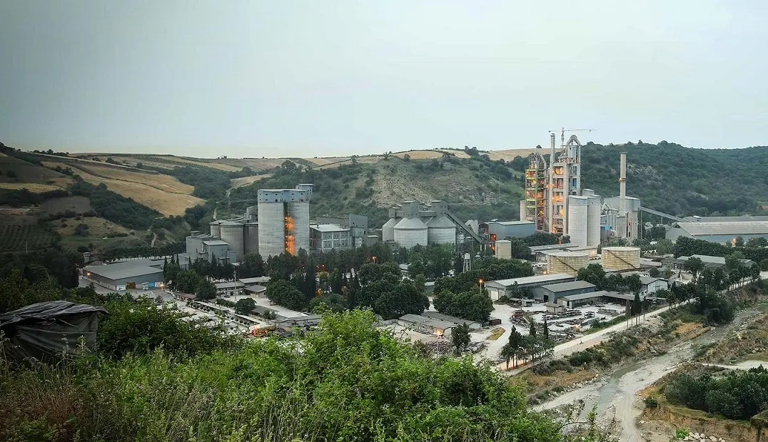 تکذیب ادعای رانندگان کامیون در مورد بومی گرایی در کارخانه سیمان فیروزکوه
