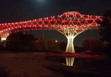 پل طبیعت قرمز شد
