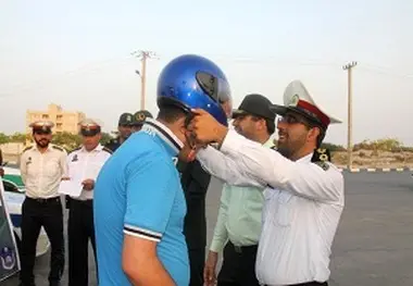 اهدا ۲۰۰ کلاه ایمنی به موتورسواران قانونمند فراهان 