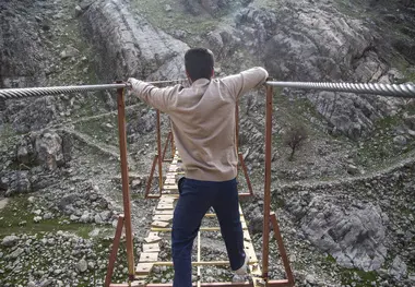 عبور سخت و خطرناک روستاییان پارده و اردود از رودخانه کارون