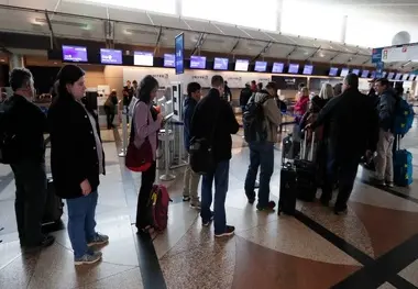 مسافران قبل از سوارشدن به هواپیما وزن می‌شوند