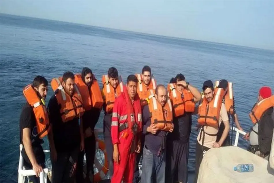 نجات جان ۱۶ سرنشین کشتی سانحه دیده در خلیج فارس