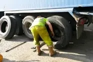 مشکلات رانندگان کامیون در شرایط جنگی؛ فشار هزینه‌ ها و موانع واردات لاستیک و قطعات یدکی / لزوم بازنگری در سیاست های واردات 