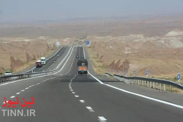  زائران درحال عبور از آزادراه کاشان نطنز اصفهان به این نکات مهم توجه کنند