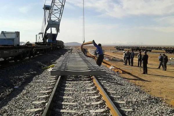 ریل‌گذاری در پروژه دو خطه کردن راه‌آهن «زنجان - تهران»