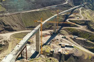 فیلم| احداث پل بزرگ سارای در مسیر راه آهن میانه-اردبیل