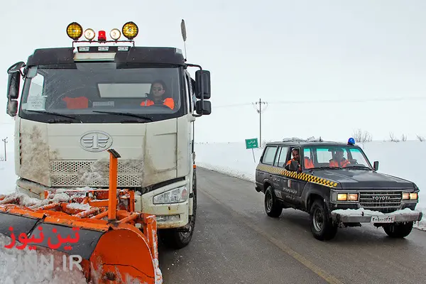 عملیات برف روبی گردنه آب سیاه آزادراه شیراز اصفهان
