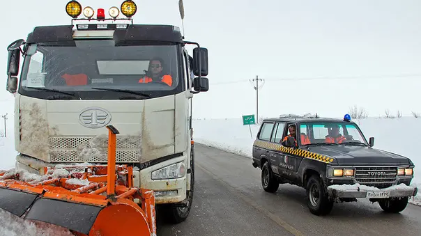 عملیات برف روبی گردنه آب سیاه آزادراه شیراز اصفهان