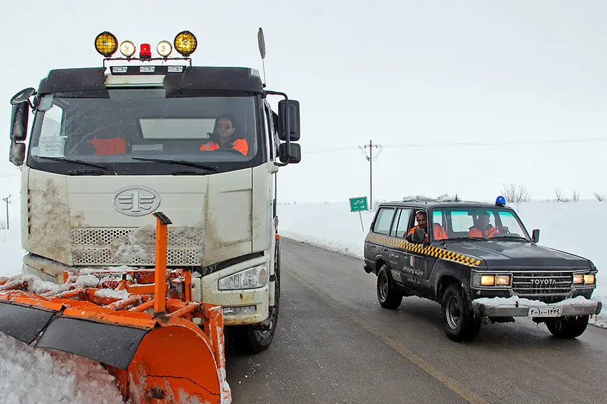 برف روبی ۳هزار و ۵۵۰ کیلومتر از محورهای استان فارس و امداد رسانی راهداران به ۲۹۵ خودرو