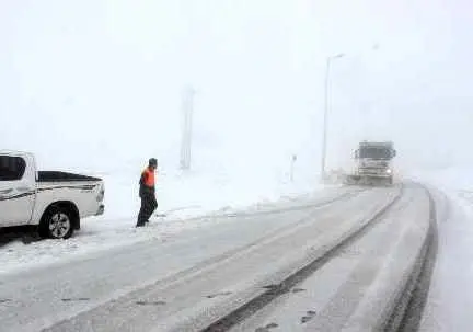 امدادرسانی به 57 خودروی گرفتار در برف در محورهای چهارمحال و بختیاری
