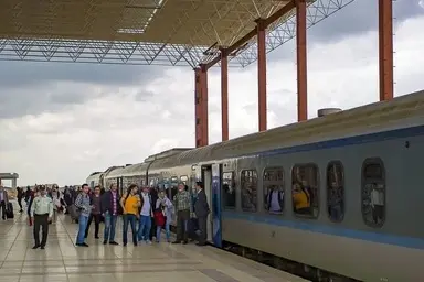 قطارهای 4 ستاره همدان–مشهد افزایش مییابد