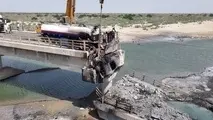 انسداد موقت محورهای هرمزگان پس از آسیب به پل‌ ها و تونل‌ ها