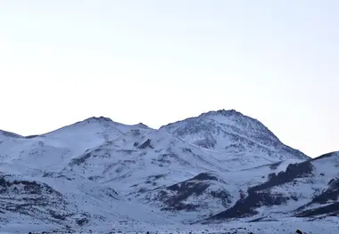 سبلان در تابستان سفید شد؛ بارش برف سنگین در ارتفاع ۴۸۰۰ متری