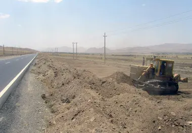 امکانات و ماشین آلات پروژه راه آهن غرب در خدمت کمک به زلزله زدگان