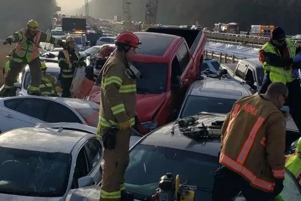 برخورد ۶۹ دستگاه خودرو در ویرجینیا آمریکا /دهها تن زخمی شدند