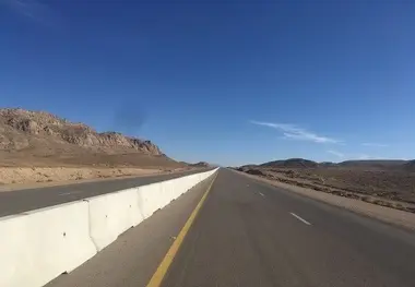 نصب حفاظ بتنی در محور قدیم ساوه همدان انجام شد 
