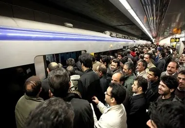 انبوه جمعیت در ایستگاه‌های مترو تهران 