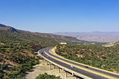 گردشگران آزادراه شیراز اصفهان در بهار این اتوبان چه زیبایی هایی می بینند؟(فیلم)

