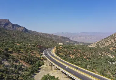 آزادراه شیراز اصفهان و آماده باش این اتوبان زیبا برای مسافران در آخرین روزهای تعطیلات نوروز + فیلم
