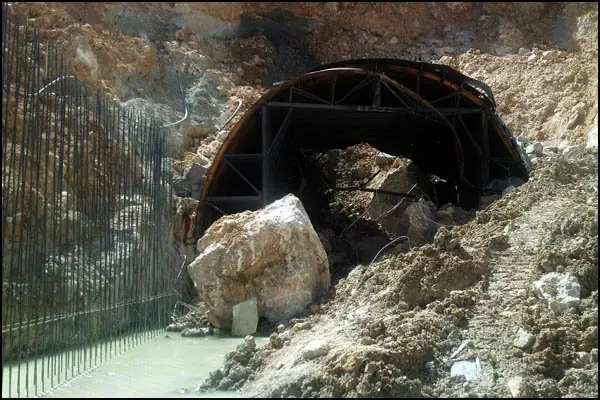 رانش خاک و سنگ حین عملیات ایمن‌سازی ورودی تونل چری اتفاق افتاد