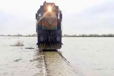 توقف قطار تهران گرگان بر اثر سیلاب
