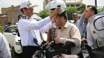 بانک ملی در روز ملی ایمنی حمل و نقل کلاه سر موتورسواران گذاشت!
