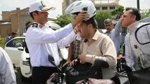 بانک ملی در روز ملی ایمنی حمل و نقل کلاه سر موتورسواران گذاشت!
