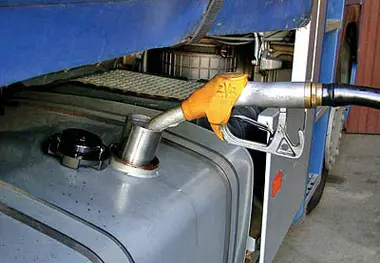سوال از شرکت پخش: اراده‌ای برای حل مشکل سوخت کامیونداران وجود دارد؟