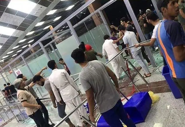 با ورود معترضان به فرودگاه نجف، پروازها به بغداد منتقل شد+بروزرسانی