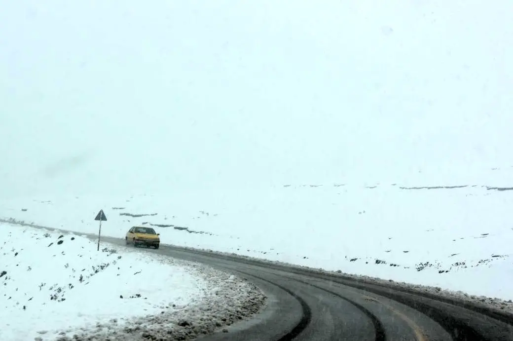 جاده‌های همدان به علت ریزش برف لغزنده است