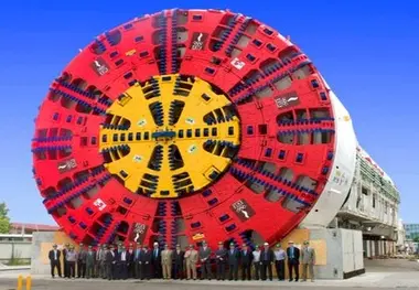 فیلم| رونمایی از بزرگترین دستگاه حفاری تونل برای ساخت و ساز ریلی